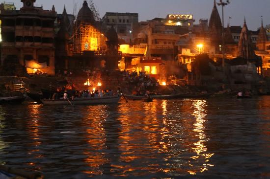 Photo of बनारस का मुक्ति भवन जहाँ अपनी मौत का होता है इंतजार