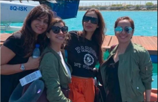 Photo of गर्ल गैंग के साथ मालदीव पहुंची मलाइका, क्या कर रही शादी की तैयारी