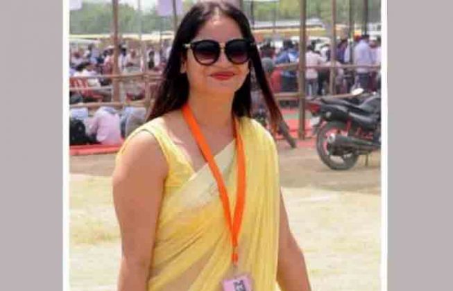 Photo of मीडिया सेंसेशन बन चुकी पीली साड़ी वाली महिला कौन है ?