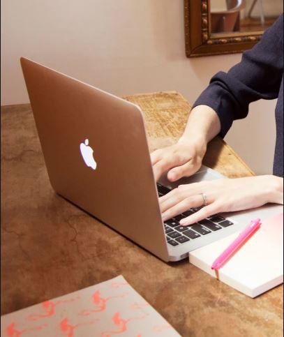 Photo of Apple के MacBook पर विदेशी एयरलाइंस क्यों लगा रही हैं प्रतिबंध