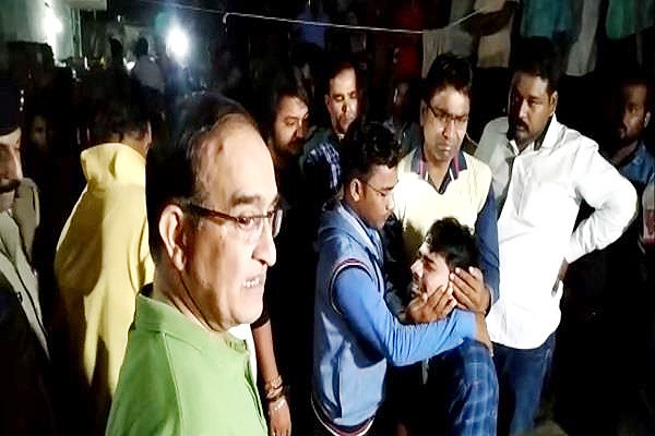 Photo of चपरासी ने पत्नी- बेटे की हत्या के बाद इसलिए लगाई फांसी