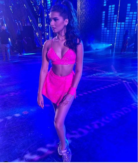 Photo of इस ड्रेस में काफी बोल्ड दिख रही तारा सुतारिया