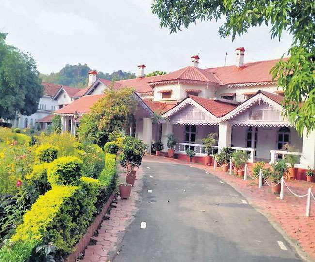 Photo of मध्य प्रदेश के राजभवन से बाहर निकलने को तैयार नहीं है कोरोना