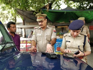 Photo of यूपी पुलिस ने पैदल जा रहे आठ हज़ार लोगों का कर दिया चालान