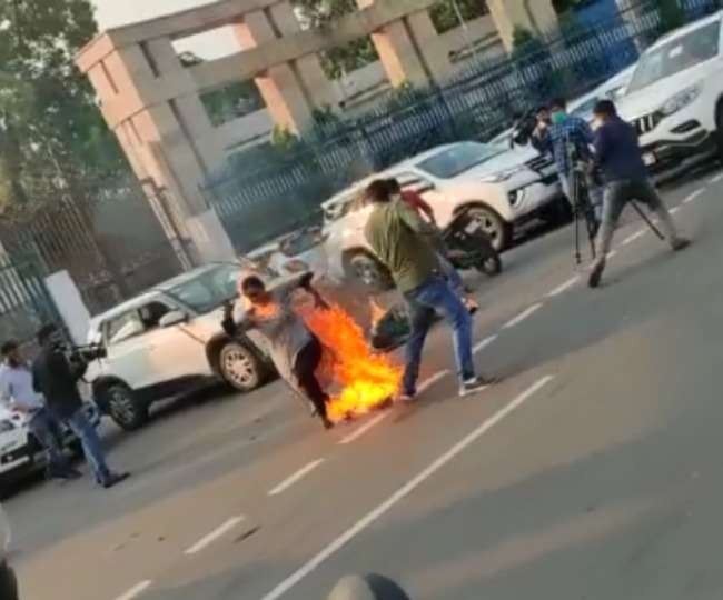 Photo of सीएम कार्यालय के सामने दो महिलाओं ने लगाई खुद को आग