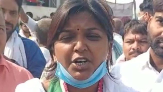 Photo of वोट मांगने गई थी JDU प्रत्याशी जनता के बीच पर वोटर बोला-जा न तोड़ देब नाक