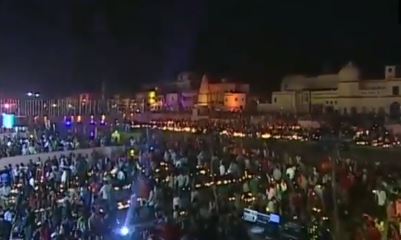 Photo of तस्वीरों में देखिये अयोध्या में कैसी मनाई जा रही दिवाली