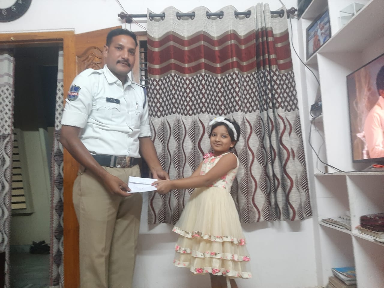 Photo of कॉन्स्टेबल ने किया कुछ ऐसा की पूरे देश कर रहा तारीफ, देखें वीडियो