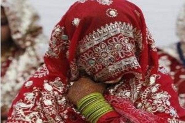 Photo of पति के मोबाइल ने ले ली डॉली की जान