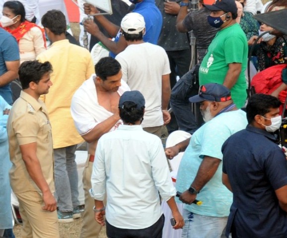 Photo of लखनऊ विश्वविद्यालय में दिखा नया नजारा, मारपीट करते नज़र आए जॉन अब्राहम