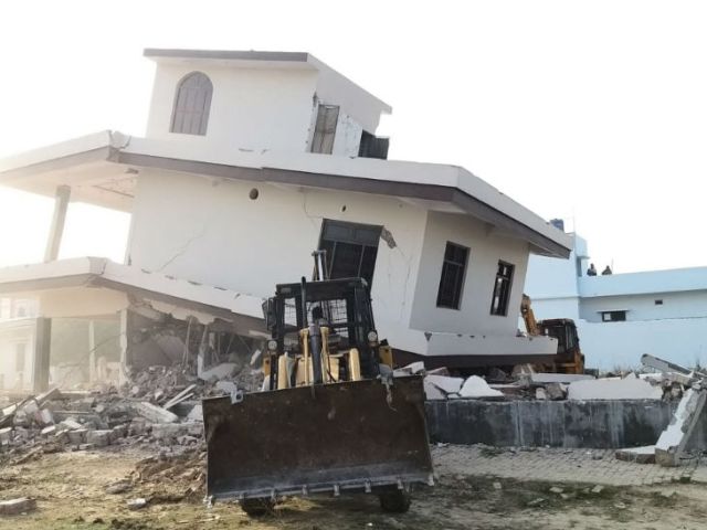 Photo of अतीक के एक और करीबी आबिद प्रधान के घर पर चला बुल्डोजर