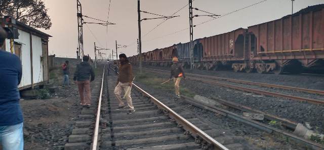 Photo of … और झारखंड में इस सरकारी विभाग ने ही ज़ब्त कर ली मालगाड़ी