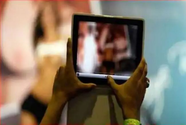 Photo of महिला टीचर के प्रेम में था छात्र पागल और फिर एक दिन…