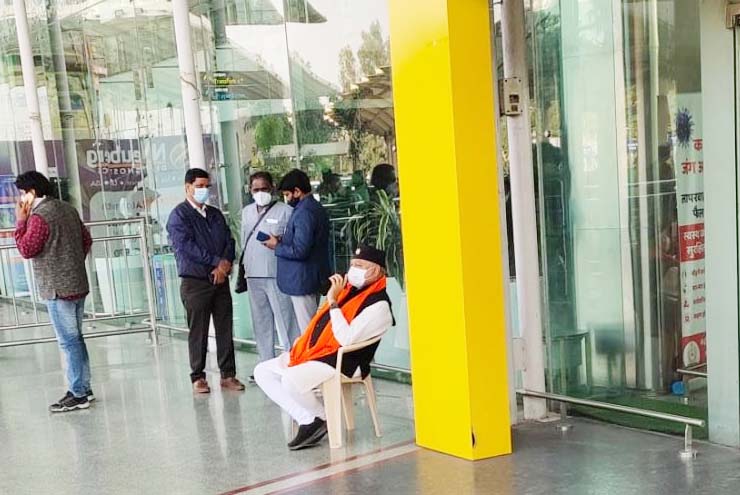 Photo of PM मोदी के भाई प्रह्लाद मोदी लखनऊ एयरपोर्ट पर धरने पर क्यों बैठे