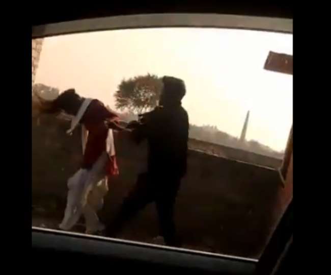 Photo of शोहदे ने सरेराह की छात्रा की पिटाई, देखें वायरल वीडियो