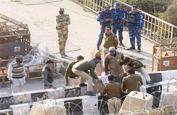 Photo of किसानों की राह में कांटे नहीं कीलें