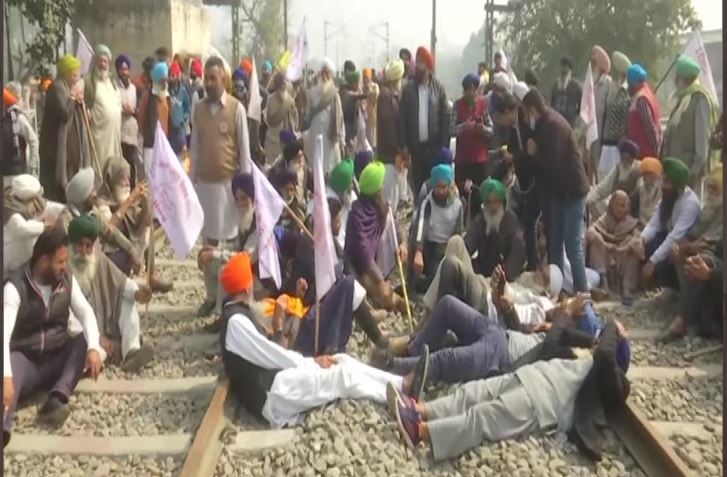 Photo of रेल की पटरियों पर पहुंचा किसानों का आंदोलन