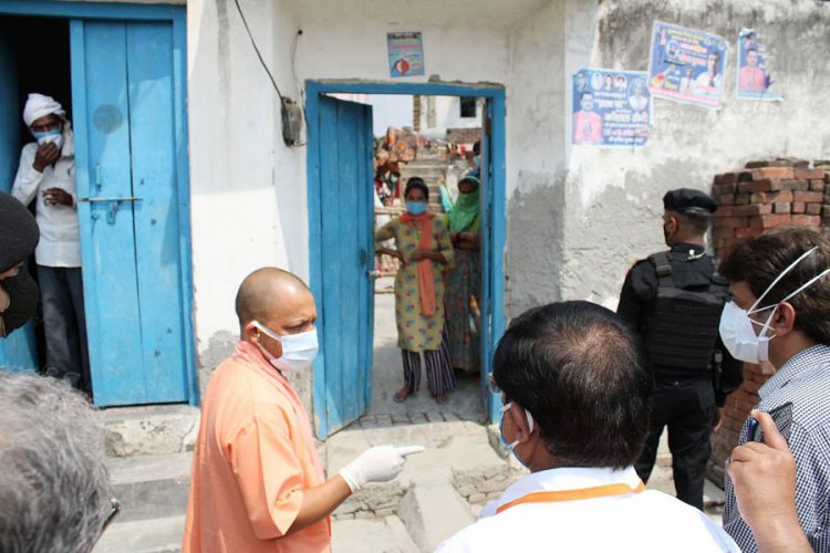 Photo of कोरोना मरीजों के घर जा पहुंचे CM योगी, गांव वालो से पूछा हाल