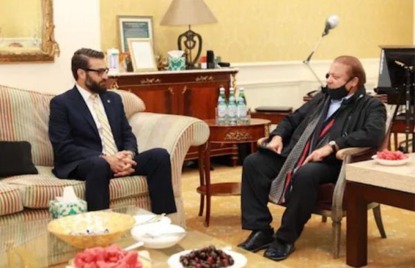 Photo of आखिर क्यों मचा है नवाज शरीफ की इस तस्वीर पर बवाल