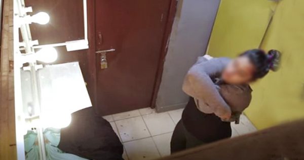 Photo of बॉथरूम में नहा रही थी महिला तभी पड़ी उसकी नजर… और फिर…