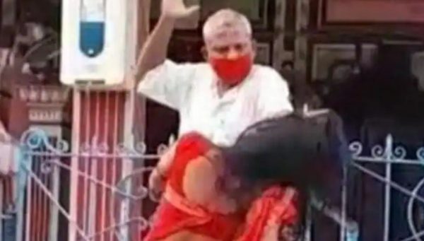 Photo of Viral Video : महिला चाहती थी मंदिर में पूजा करना लेकिन पुजारी ने…