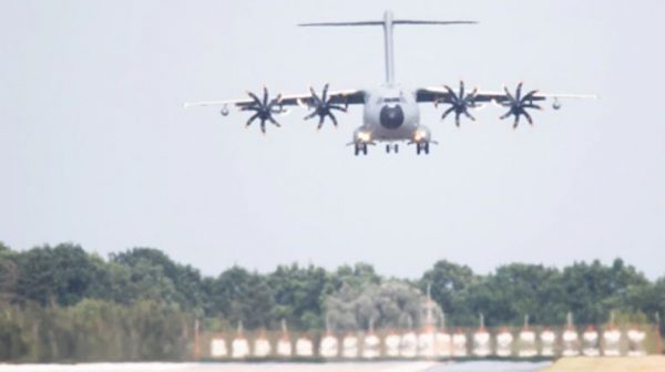 Photo of Video : ये डर क्या न करवा दें ! काबुल से जाने के लिए विमान के पहिए पर लटके लोग