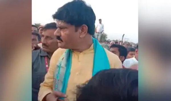 Photo of VIDEO: किसान से मंत्री बोला-‘हट दिखता नहीं, कलेक्‍टर से बात कर रहा, तू राष्ट्रपति है क्या’