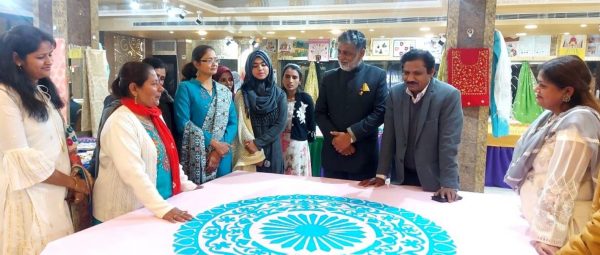 Photo of हस्तशिल्प प्रदर्शनी में रामपुर की महिला कारीगरों की कला को मिलेगी संजीवनी