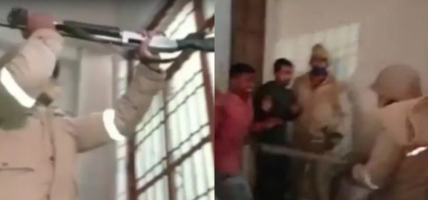 Photo of Video : छात्र मांग रहे थे नौकरी पर UP POLICE हॉस्टल में घुसकर छात्रों को पीट रही थी…