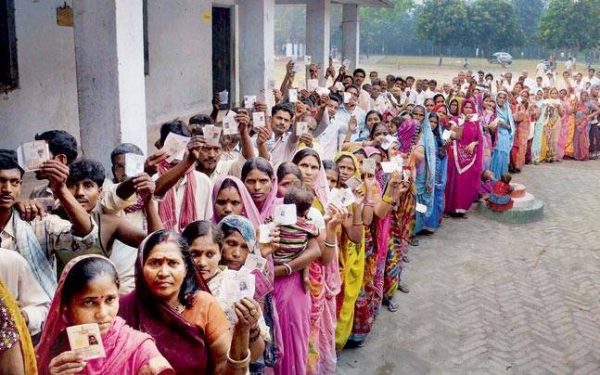 UP के रण के पहले चरण में इतने फीसदी हुई वोटिंग, 623 उम्मीदवारों की किस्मत EVM में कैद