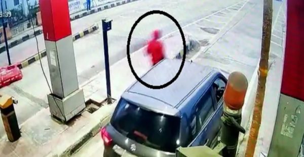 Photo of UP : देखें Video- कैसे ये शख्स Owaisi के काफिले पर फायरिंग कर रहा है