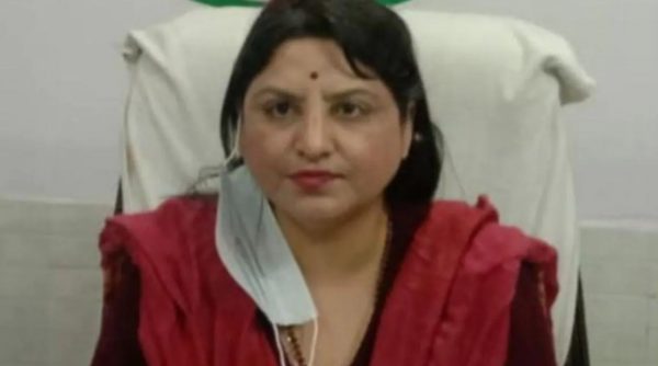 Photo of बरेली में कूड़े की गाड़ी में मिले थे पोस्टल बैलेट, हंगामे के बाद हटाई गईं SDM