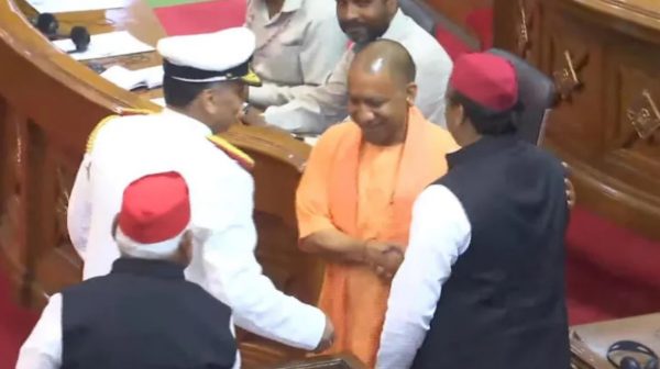 Photo of जब CM योगी ने अखिलेश के कंधे पर रखा हाथ, देखें-वीडियो