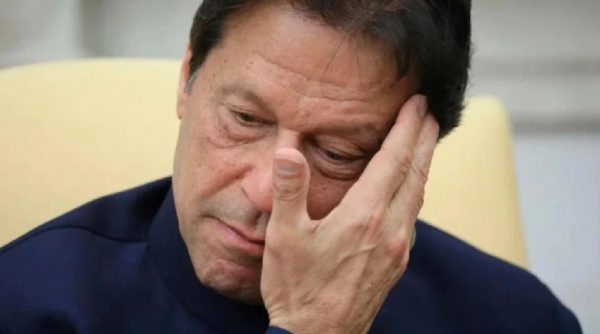 Photo of क्या समाप्त हो गई इमरान की पारी ? नंबर गेम में फंसे PAK पीएम