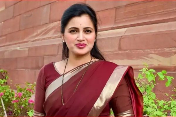 Photo of Hanuman Chalisa पर घमासान : थाने में गुजरी नवनीत राणा की रात,जानें पूरा अपडेट