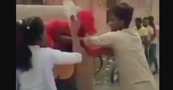 Photo of Video : मोबाइल नंबर दोगी कहने पर स्कूल गर्ल ने मनचले के साथ जो किया आप भी देखें