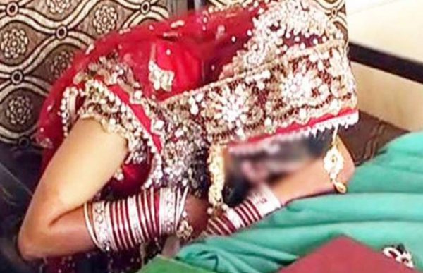 Photo of दुल्हन करती रही बेसर्बी से बारात का इंतजार लेकिन एक फोन ने…