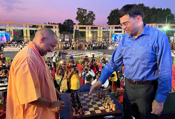 Photo of जब CM योगी ने Chess के बादशाह आनंद के साथ खेला ‘शह और मात’ का खेल