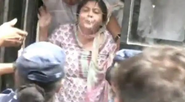 Photo of Video: दिल्ली में महिला कांग्रेस अध्यक्ष नेटा डिसूजा का पुलिसवालों पर क्यों थूका ?