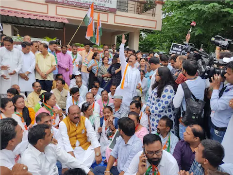 Photo of उत्तराखंड: सड़क से सोशल मीडिया तक जुटे कांग्रेस नेता, पुलिस ने हिरासत में लिया