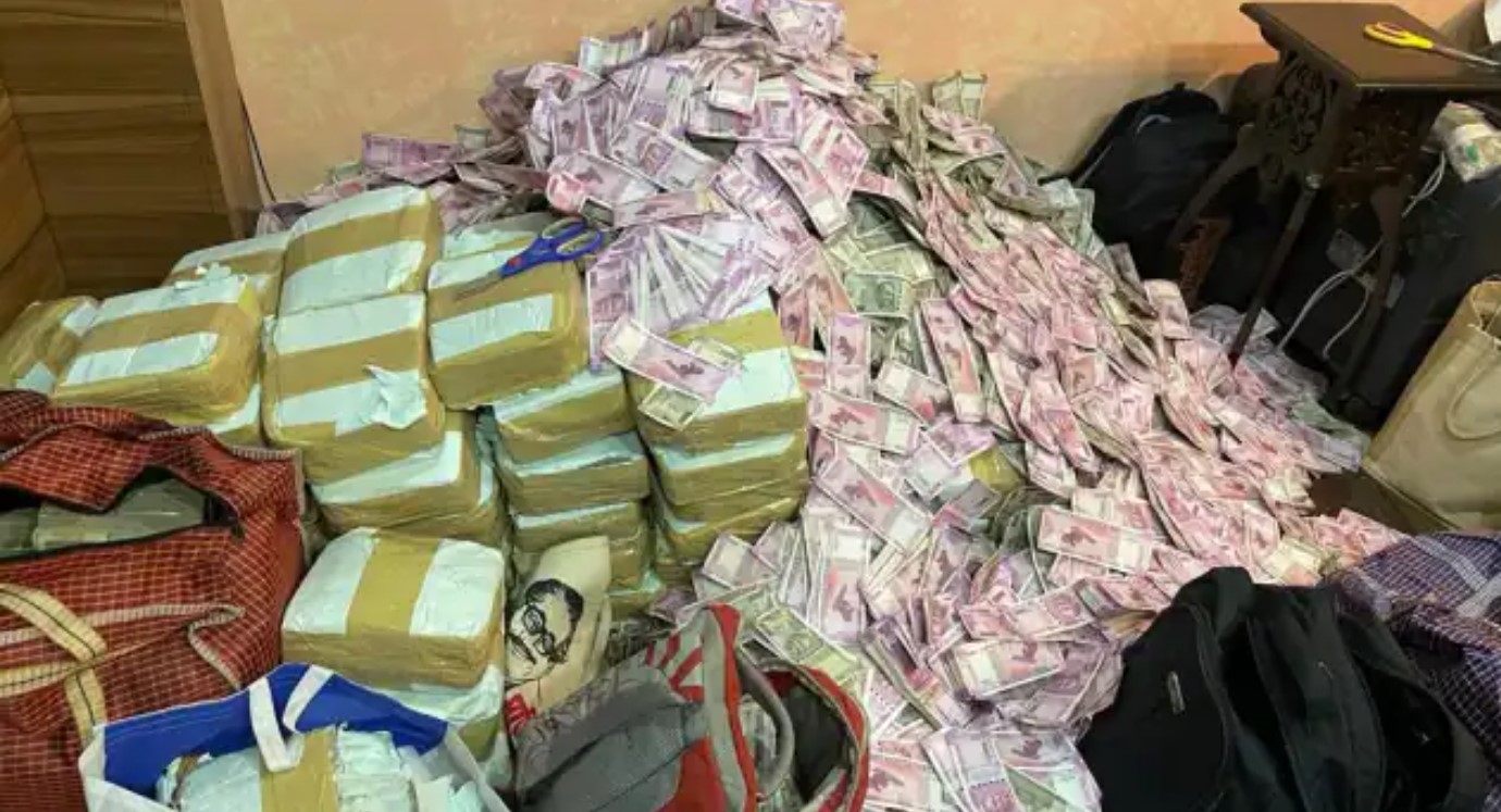 Photo of नोटों का ‘पहाड़’ ! मंत्री पार्थ चटर्जी की करीबी के घर से मिला 20 करोड़ कैश