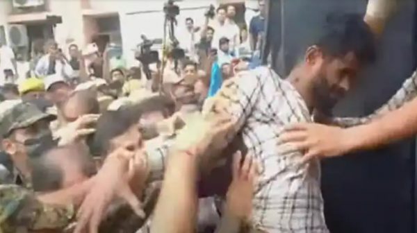 Photo of Video : कन्हैयालाल के हत्यारों की कोर्ट में पेशी के दौरान POLICE की मौजूदगी में चप्पल-घूसों से पिटाई