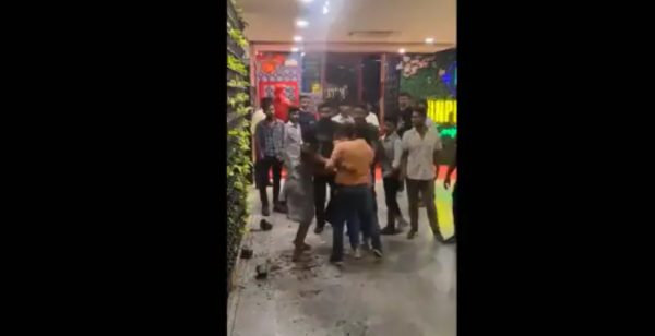 Photo of Video: जब इस कैफे के बाहर चले लात-घूंसे, और फिर लड़की ने…