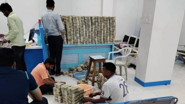 Photo of IT के छापे : 58 करोड़ कैश, 32 किलो सोना…अब ये है महाराष्ट्र में बिजनेसमैन की कहानी