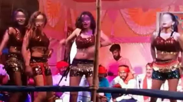 Photo of Video : अश्लील डांस और उस पर से ये हरकत और फिर…