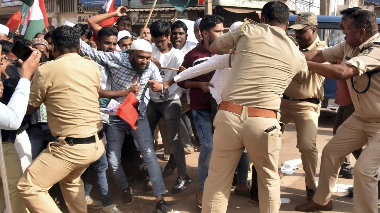 Photo of PFI के खिलाफ कार्रवाई जारी, 8 राज्यों में रेड, 200 लोग हिरासत में…