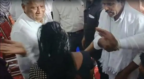 Photo of Video : मंत्री ने शिकायत लेकर आई महिला को सरेआम जड़ दिया थप्पड़