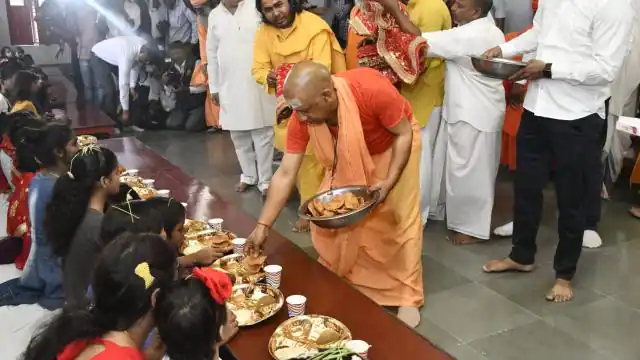 Photo of Navmi Kanya Pujan: सीएम योगी ने नवमी पर किया कन्या पूजन, देखें