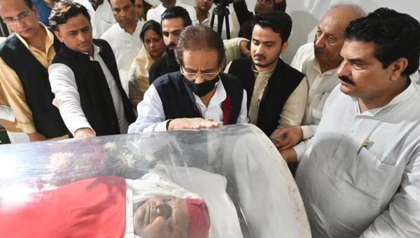 Photo of जब मुलायम सिंह का पार्थिव शरीर देख लड़खड़ाए आजम फिर …