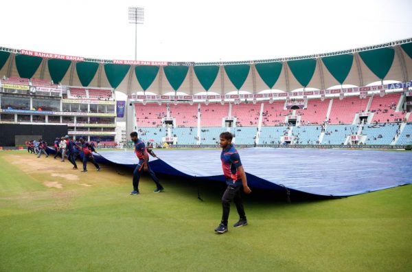 Photo of Ind vs SA 1st ODI : फिर से बारिश आ गई है और कवर्स मैदान पर लाए गए, देखें-BCCI अपडेट